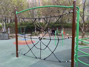 Individualių dydžių laipiojimo tinklas su voratinkliu, skirtas vaikų žaidimų aikštelei