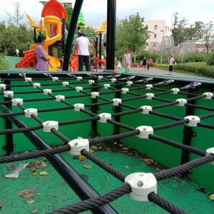 Tunel od užeta napravljen od kombinacije užeta za igralište za djecu koja se igraju